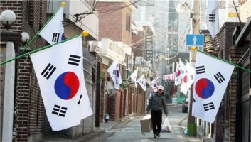 태극기 게양 의무화 추진 논란 - 