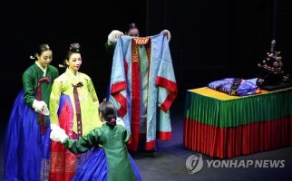 조선 왕비 16겹 대례복 입는 모습